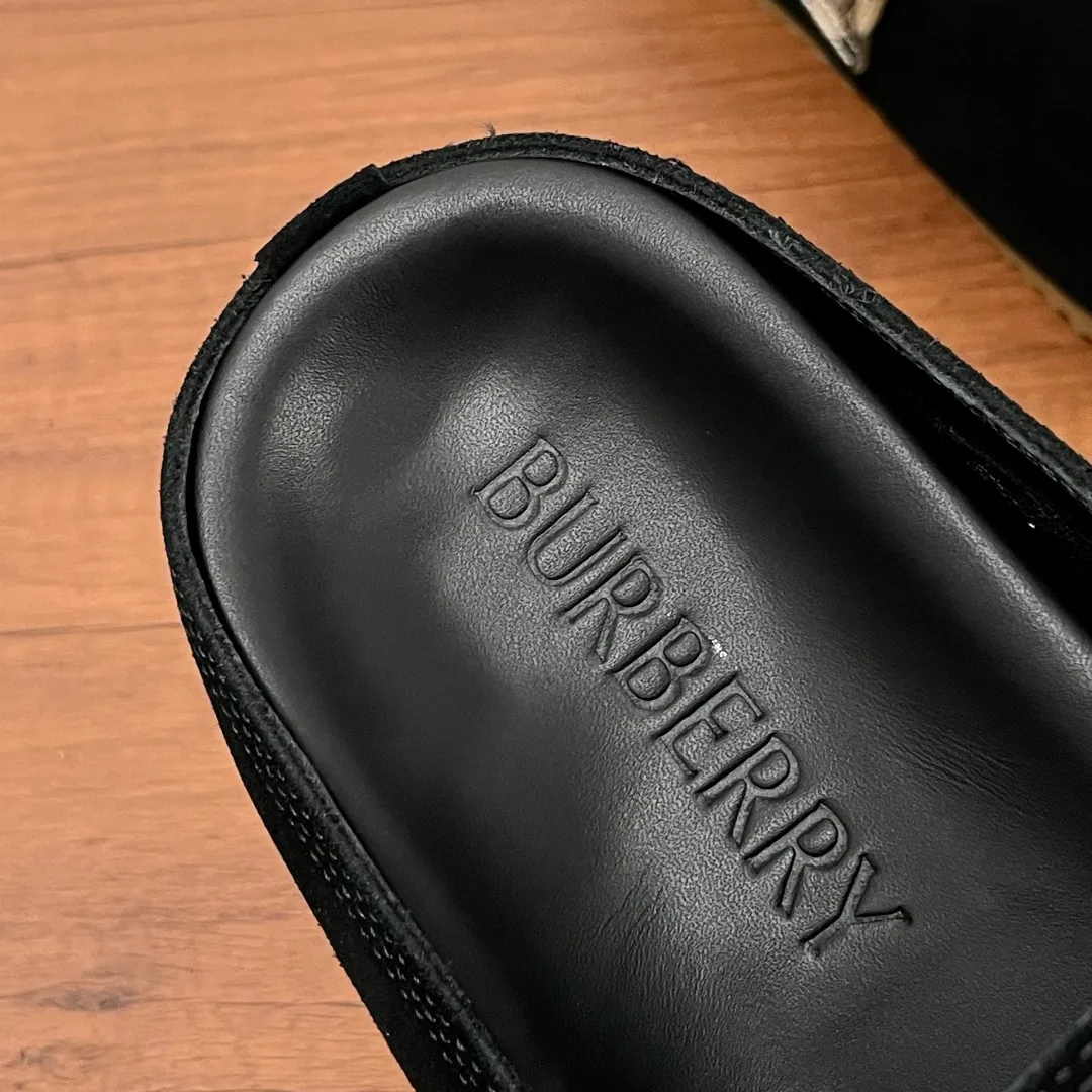 Men's Men's Shoes 💰360 [New Style] 🐝🐝Burberry New Burberry - Men's Checked Leather Urchin Half-Flop Sandal Made of soft suede cowhide and calfskin, these half-flop sandals feature an adjustable B-shaped buckle strap and are decorated with the signature sand-colored Burberry check in jacquard worsted. The upper wraps around the midsole and is paired with a sole made of the same upper material with an embossed logo on the heel and a wavy rubber outsole embellished with the Burberry lettering. Fashionable and casual! Comes with full set of original packaging dust bag! Code number: 39-40-41-42-43-44 standard code (38/45 can be customized and returns and exchanges are not supported)